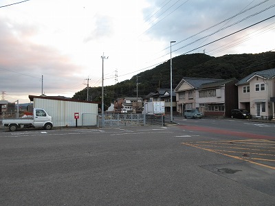 山本駅の駅前