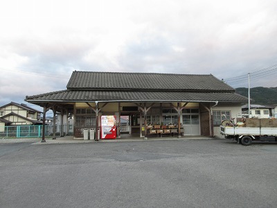 山本駅の駅舎