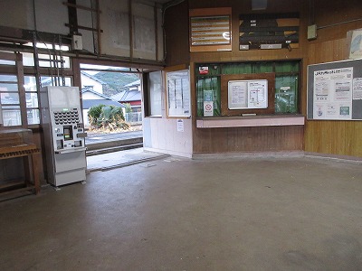 山本駅の駅舎内部