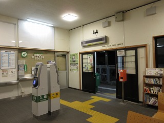 新屋駅の駅舎内部