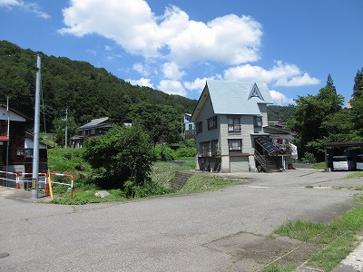 信濃白鳥駅の駅前