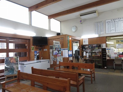 松浦駅の駅舎内部