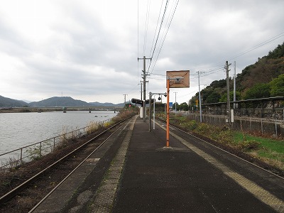 鬼塚駅構内