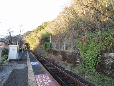 鬼瀬駅構内