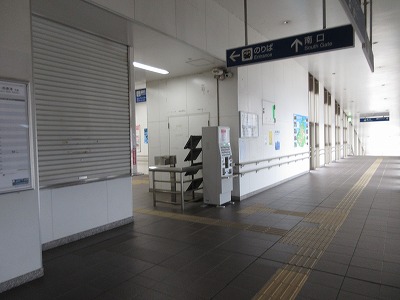 多久駅のコンコース
