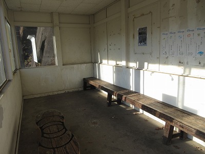 天神山駅の待合室