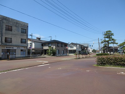 燕駅の駅前