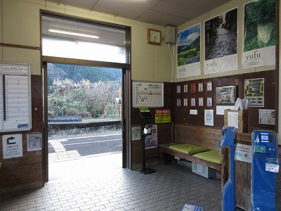 湯平駅の待合室